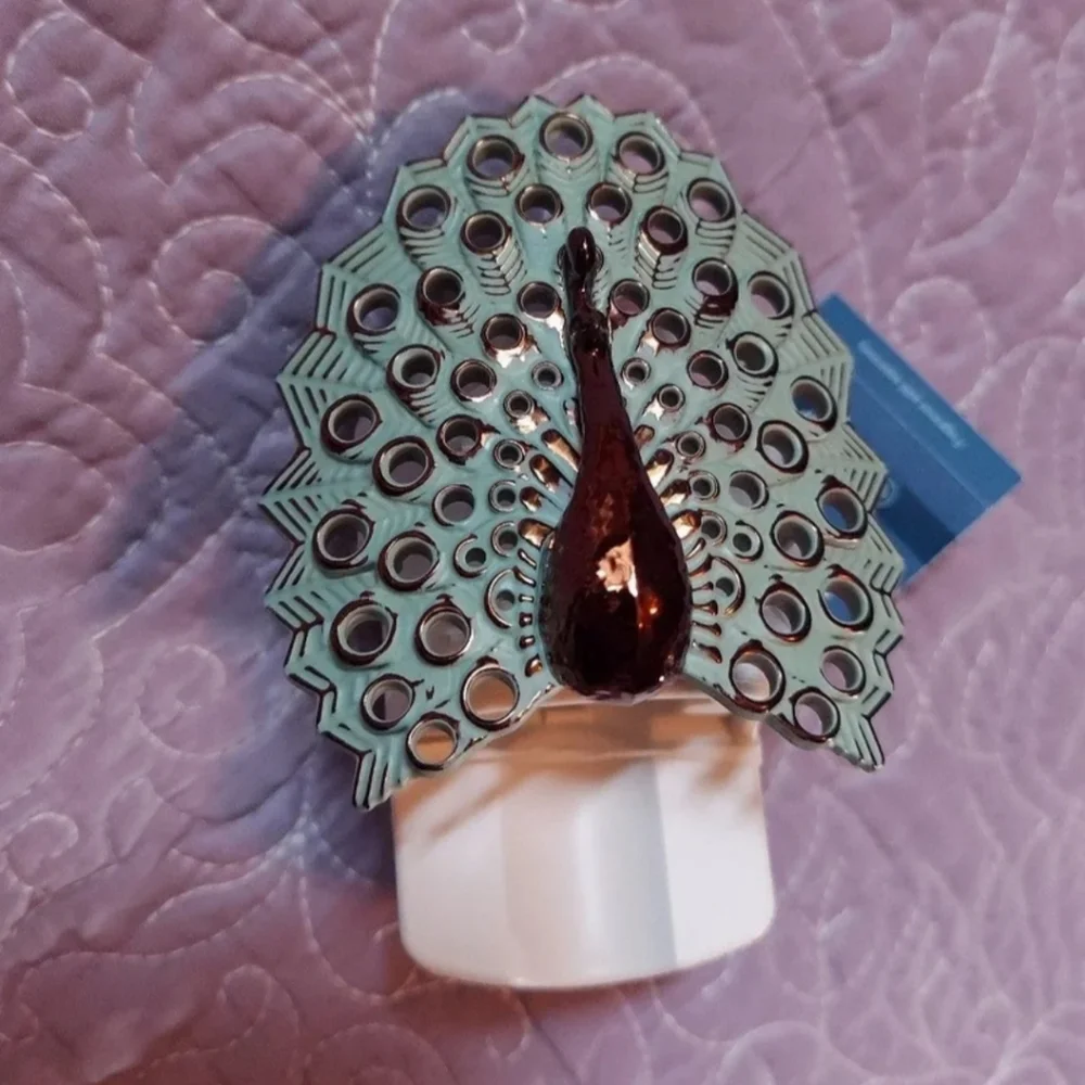 YANKEE CANDLE Painted Peacock Lighted Plug-In Scent Diffuser BNWT SO RETIRED